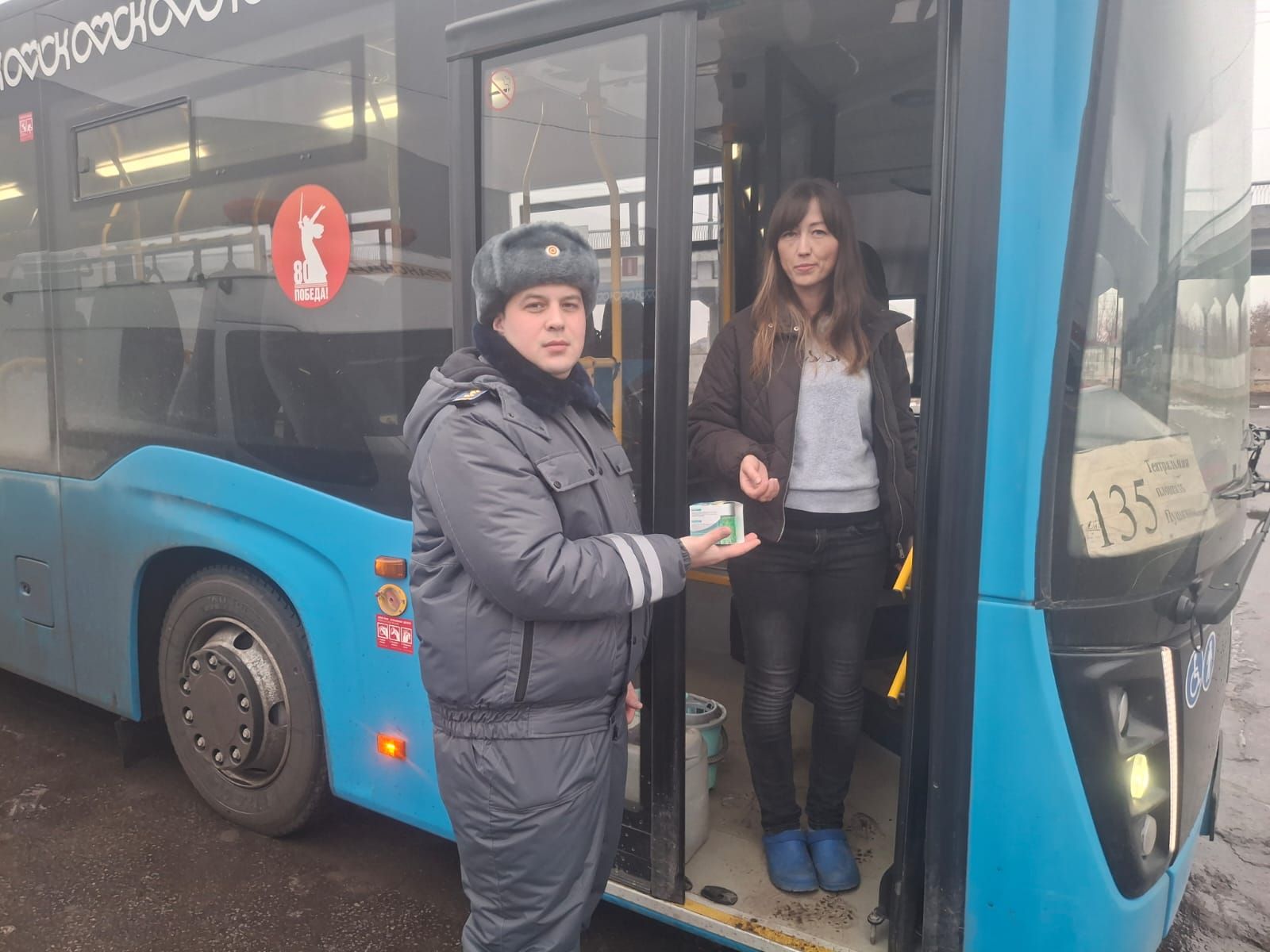 Праздничная акция от Молодежного совета Ространснадзора в Омске ко Дню работников транспорта